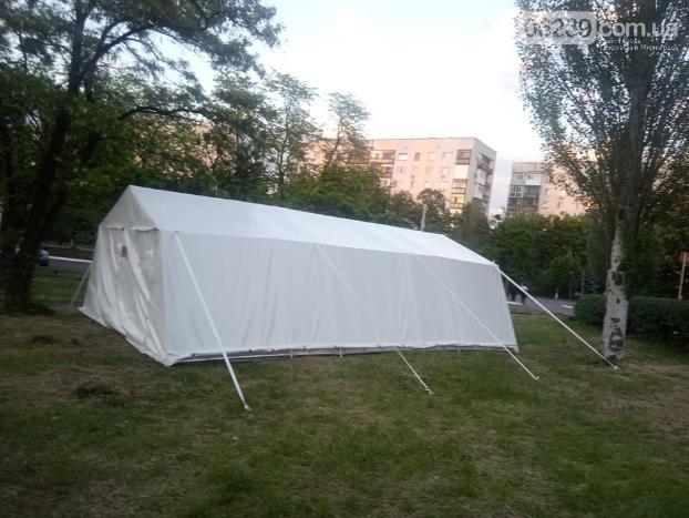 В Мирнограде на территории больницы оборудовали палатку для предварительного осмотра на коронавирус 