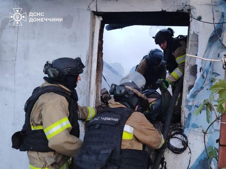 Атака дронами на Райське: надзвичайники вилучили тіло жінки Атака дронами на Райське: надзвичайники вилучили тіло жінки