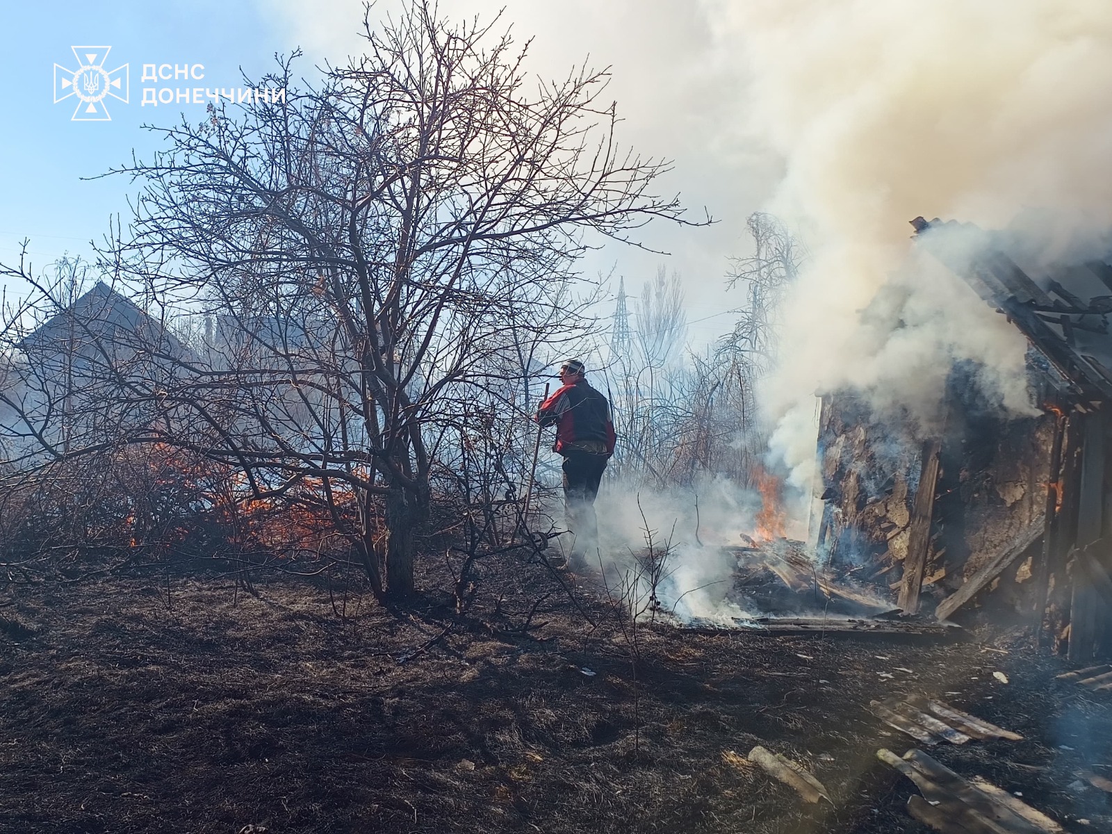 У Слов’янську вогонь від сухостою перекинувся на господарчі споруди