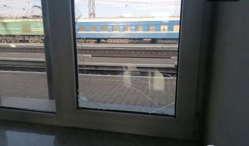 В Покровске парень после ссоры с девушкой разбил окно на вокзале