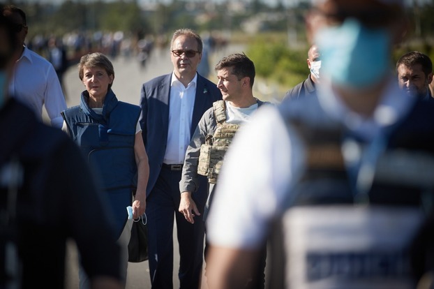 Президенты Украины и Швейцарии посетили мост в Станице Луганской и КПВВ «Золотое»