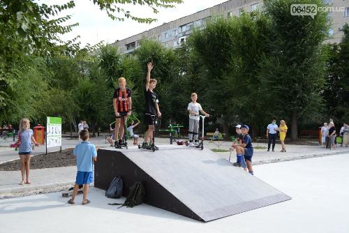 В Северодонецке молодежь получила в подаpок скейт-парк 