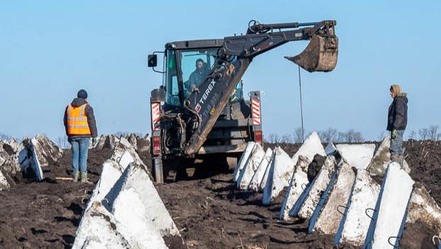 Навколо Краматорська риють протитанковий рів із "зубами дракона"