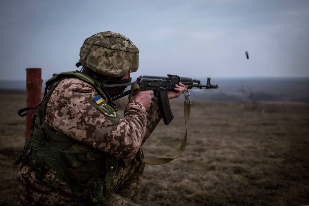 Боец ВСУ госпитализирован в тяжелом состоянии — как прошли сутки в зоне ООС