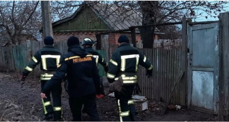 В Славянске спасатели помогли эвакуировать пациента скорой