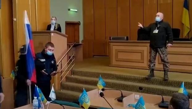 В горсовете Славянска активист устроил флешмоб с российским флагом