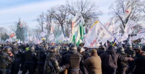 Под Радой произошли стычки между протестующими и полицейскими