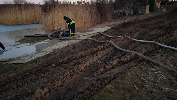 Под Краматорском дамба едва не затопила село