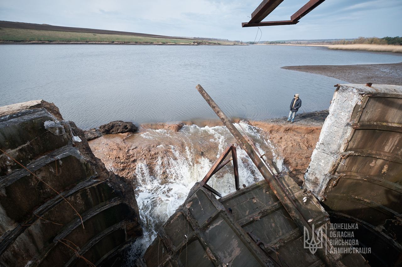 Идут работы по восстановлению водосбросного шлюза в Краматорске