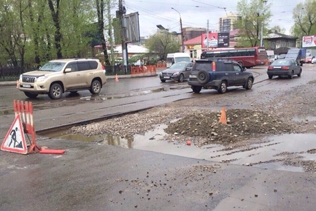 В Славянске решили не ремонтировать ямы на дорогах, а засыпать