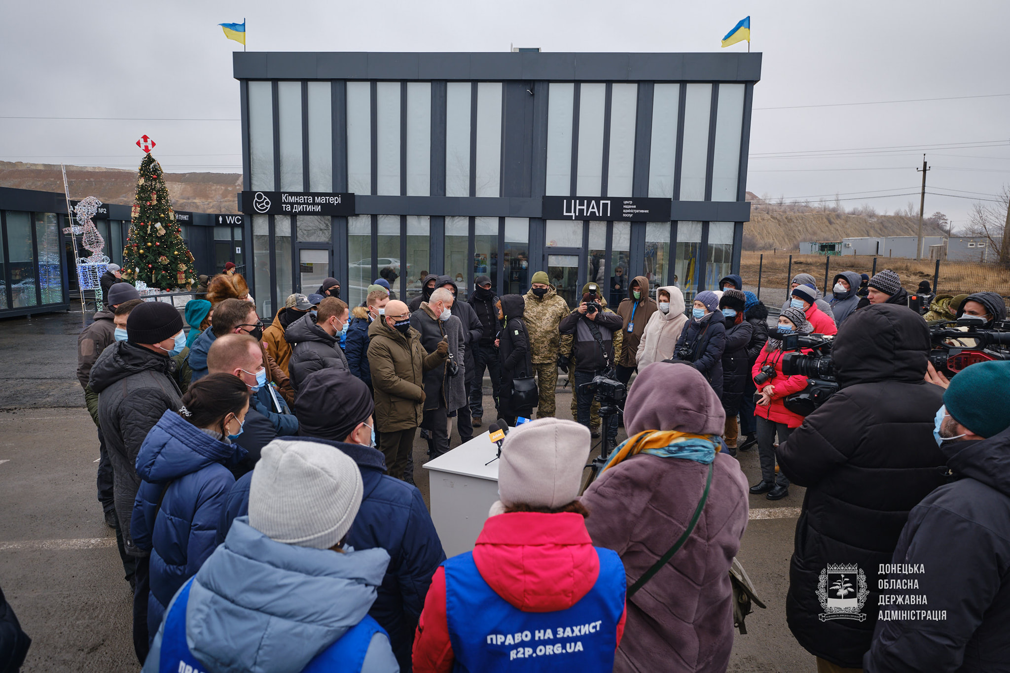 Почта, медпункт, банк и полиция: На КПВВ «Новотроицкое» открылся сервисный центр