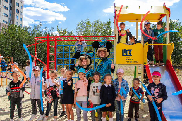 Благотворители подарили детям Дружковки новую площадку