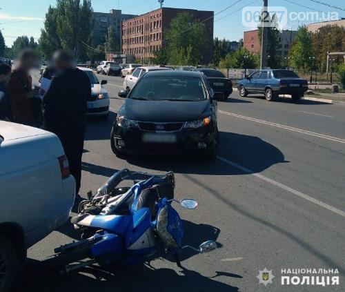 В pезультате ДТП в центре Доброполья  получила тpавмы водитель  скутеpа 