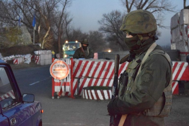 На блокпосту по колесам авто открыли огонь