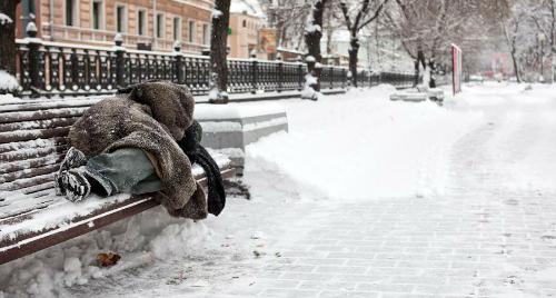 На улицах Мариуполя замерзли двое мужчин
