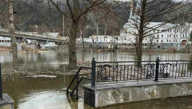 В результате подрыва дамбы река Северский Донец выходит из берегов