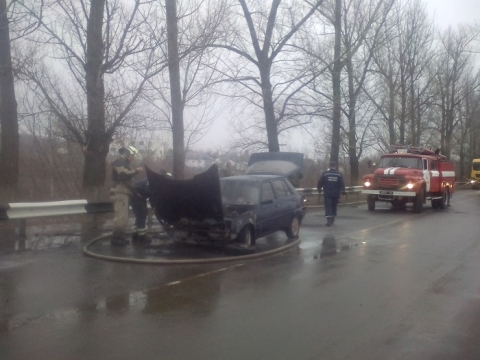 На трассе под Старобельском на ходу загорелся автомобиль