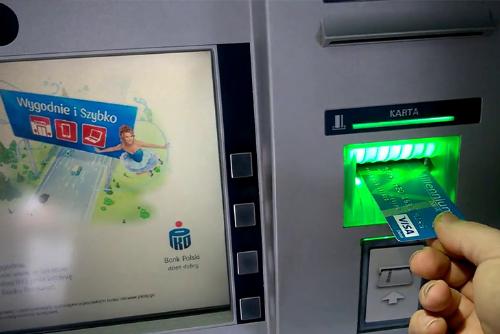 Украинец в Польше отнес в полицию забытые кем-то деньги в банкомате