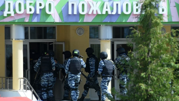 Ученик открыл стрельбу в здании школы в Казани: девять погибших