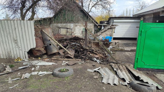 Снаряд разорвался во дворе жилого дома на Донетчине