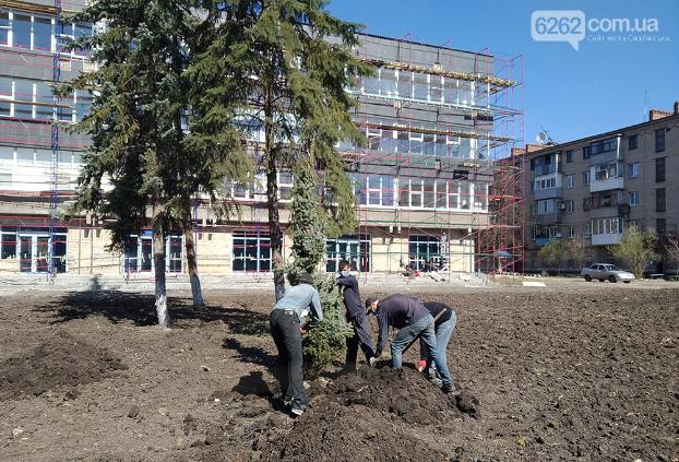 На бульваре Пушкина в Славянске начали высаживать деревья 