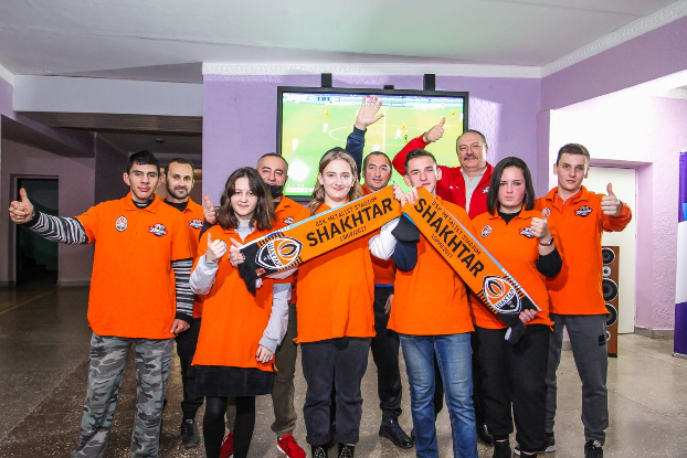 В Константиновке для школьников благотворители организовали просмотр матча «Шахтера» в Лиге чемпионов