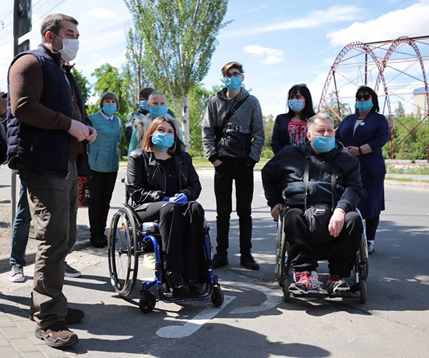 Спецавтомобиль людям с особыми потребностями передал глава Луганской области