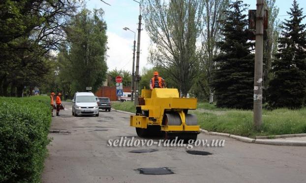 В Селидово осуществляют ямочный ремонт дорог