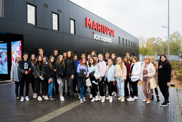В Мариуполе для школьников благотворители организовали катание на новой Mariupol Ice Center