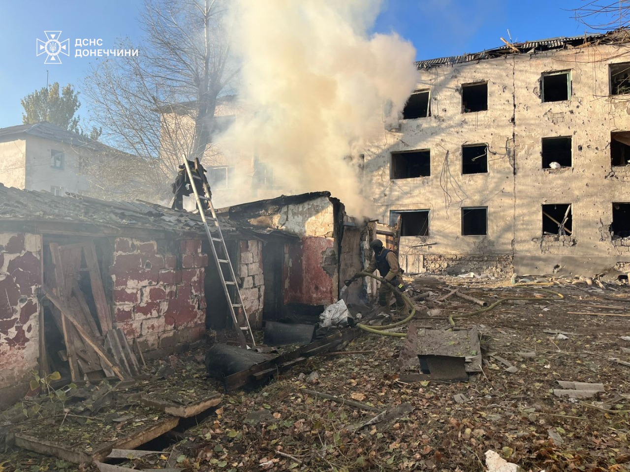 Рятувальники загасили пожежу після обстрілу у Мирнограді