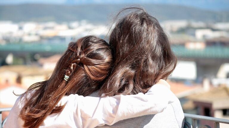 Хто із дорослих може супроводжувати дитину при виїзді за кордон