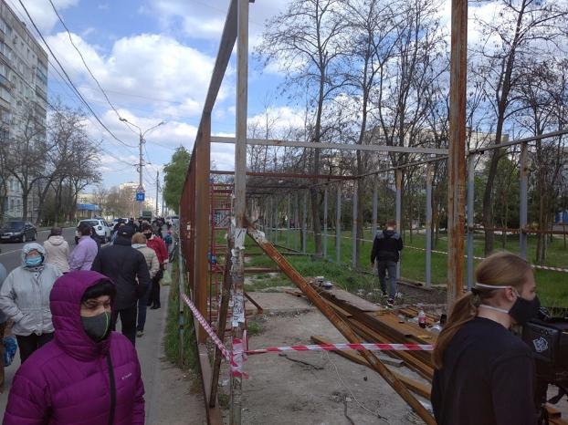 В Мариуполе на микрорайоне «Восточный» возобновили скандальное строительство в сквере «Надежда» 