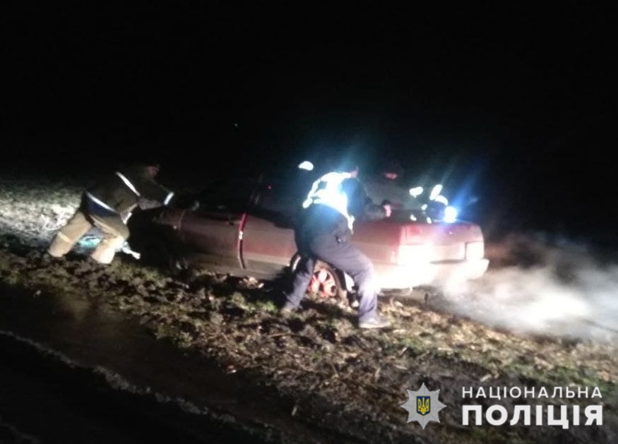 Полицейские откопали из грязи застрявший автомобиль на Донетчине Полицейские откопали из грязи застрявший автомобиль на Донетчине