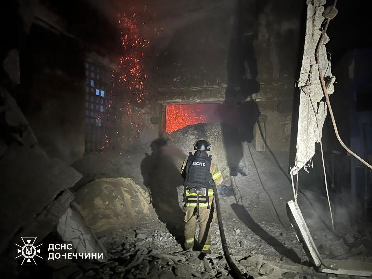 Рятувальники ліквідували п'ять пожеж після обстрілів Рятувальники ліквідували п'ять пожеж після обстрілів