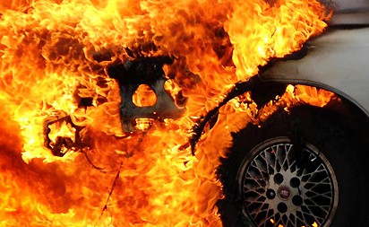 В Краматорске загорелось авто, среди пострадавших двое детей