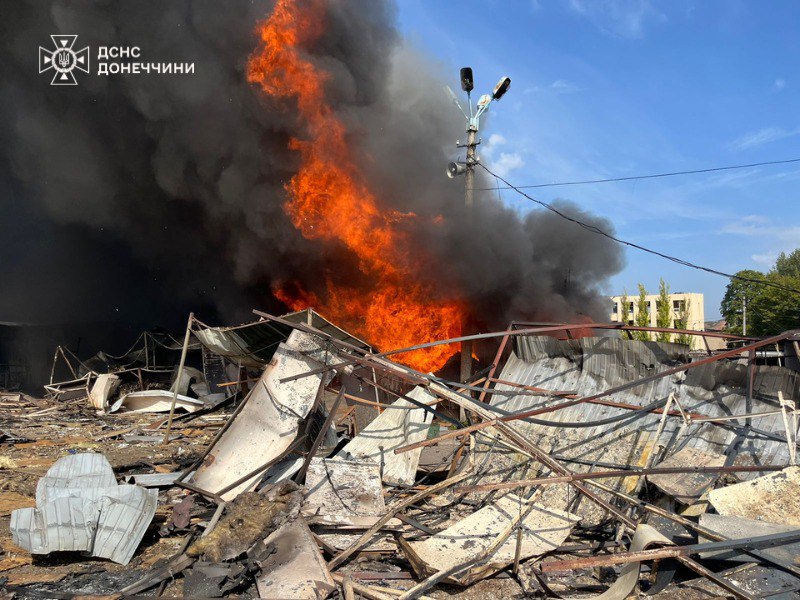 У Мирнограді на ринку спалахнули десятки торгових павільйонів внаслідок обстрілу