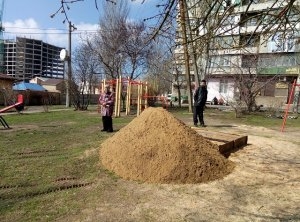 В Мариуполе начали облагораживать детские площадки