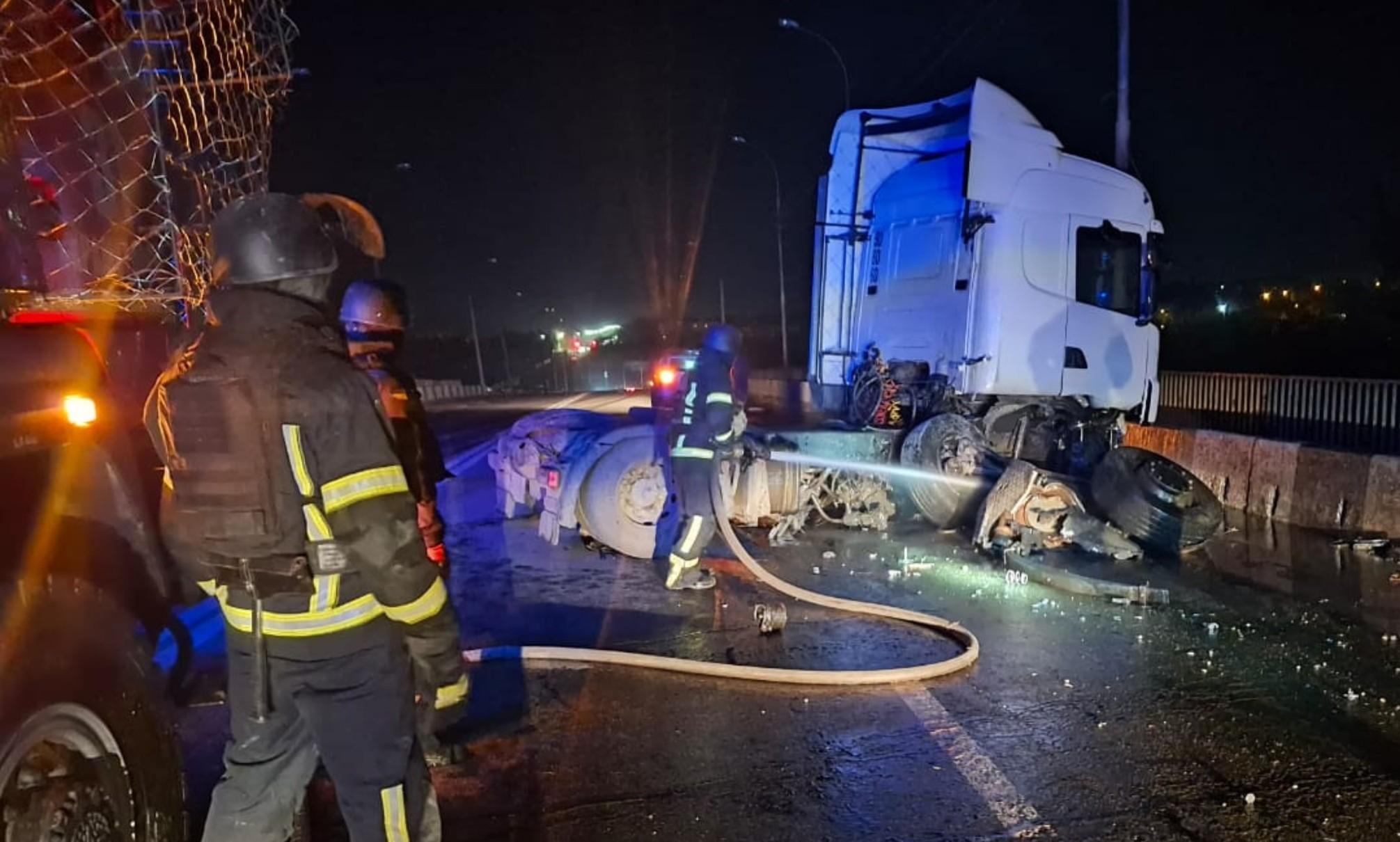 У Краматорську на мосту сталася аварія із витоком палива У Краматорську на мосту сталася аварія із витоком палива