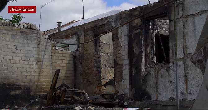 В Лисичанске сгорело два дома, пожарные ехали больше часа