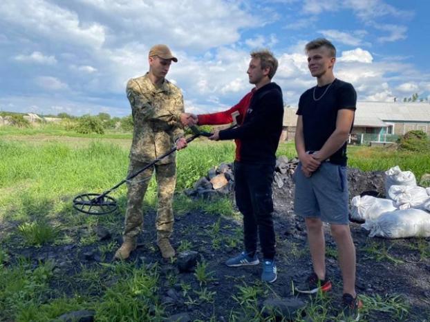 Военнослужащие ВСУ презентовали молодежи из Марьинского района миноискатель