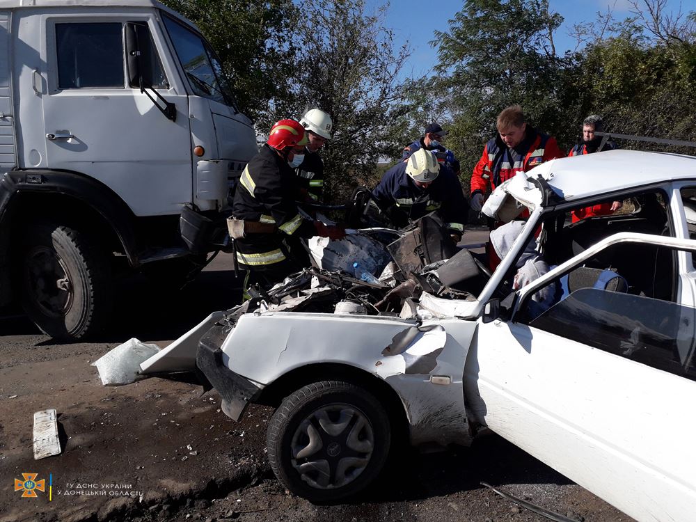 В Волновахском районе столкнулись легковушка и грузовик