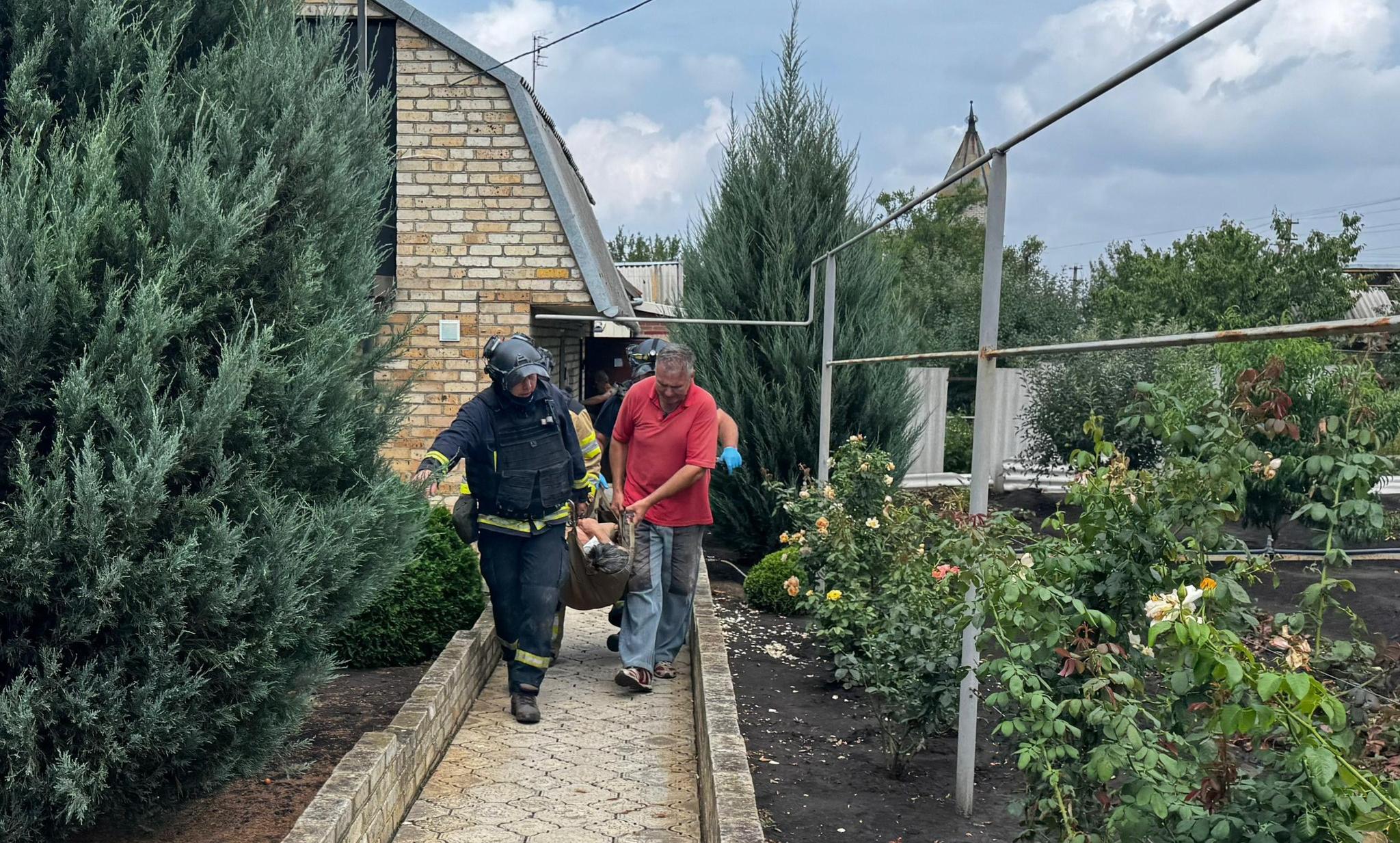 Обстріл Іллінівки: рятувальники надали допомогу пораненій жінці Обстріл Іллінівки: рятувальники надали допомогу пораненій жінці