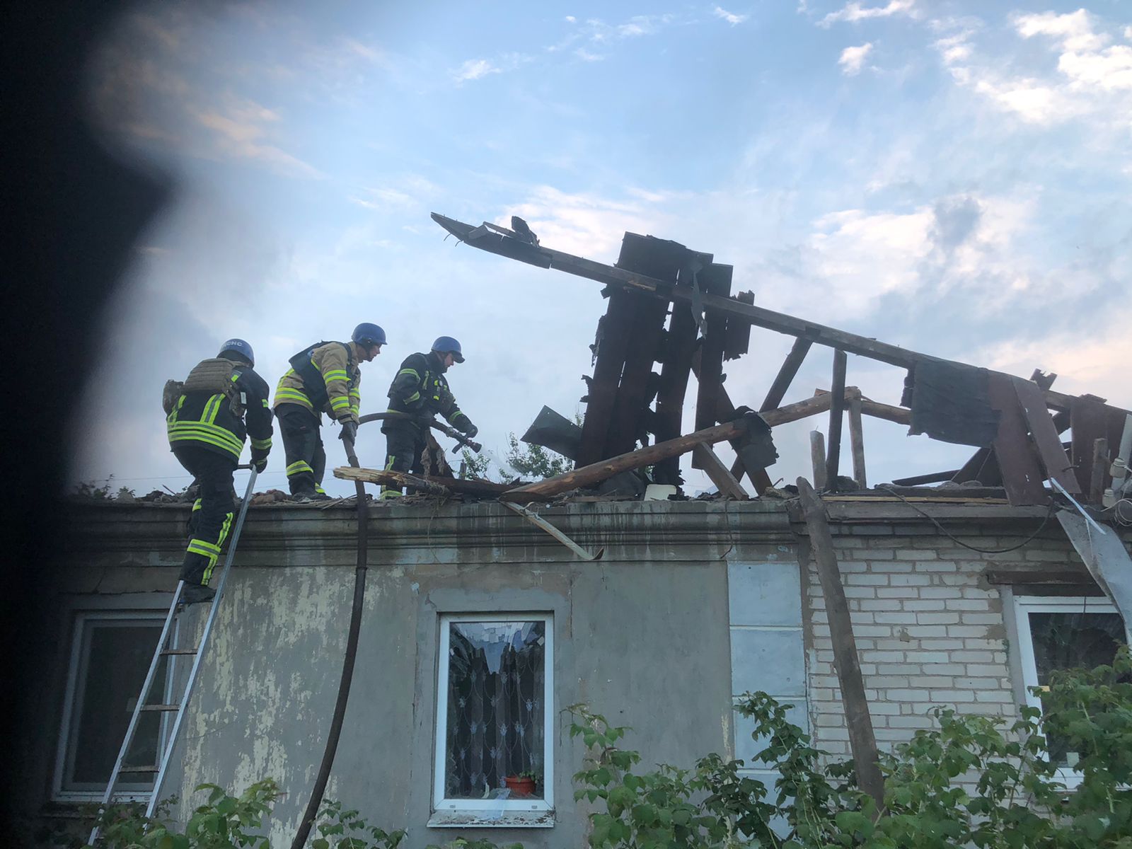 У Костянтинівці рятувальники гасили пожежу після обстрілу