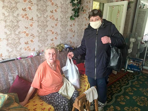 В Славянске пожилым людям предоставили продуктовые наборы