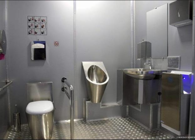В скверах Краматорска летом оборудуют модульные платные туалеты