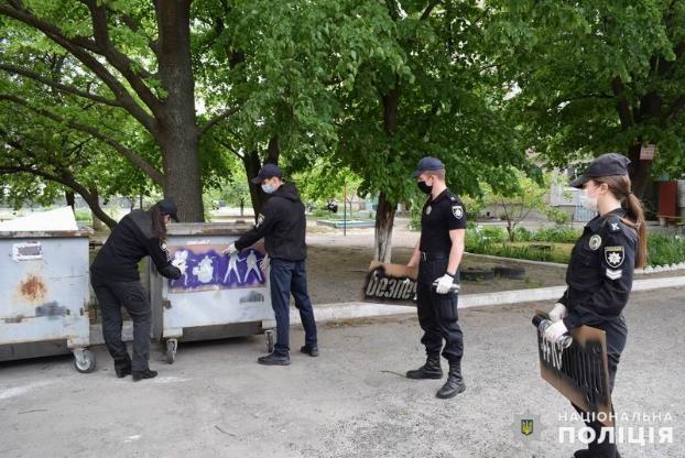 В Славянске полицейские и курсанты ликвидируют уличную «рекламу» наркотиков