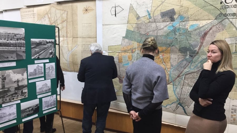 В Славянске открылась выставка карт и схем города