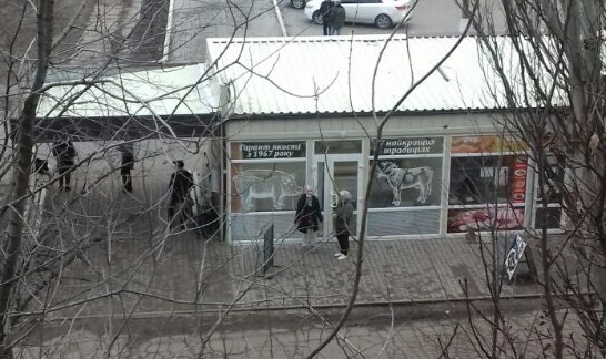 В Константиновке предприниматель выливает помои под окна горожан 