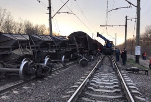 Под Мариуполем перевернулся грузовой поезд