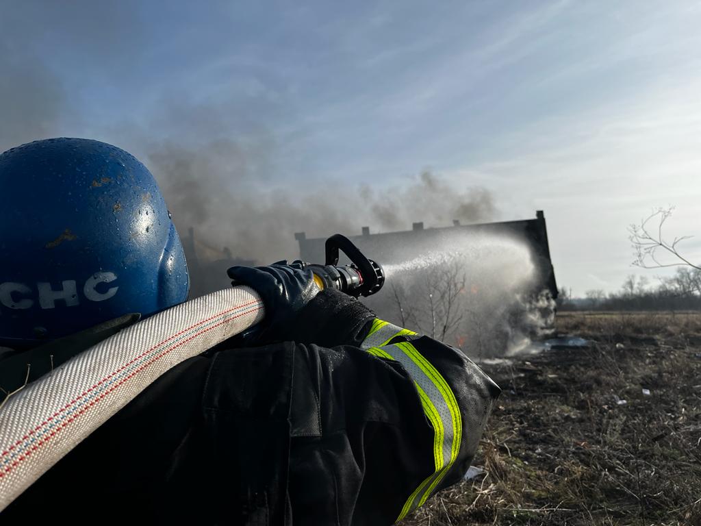 Сім разів рятувальники Донеччини гасили пожежу на Донеччині